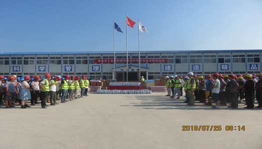 息縣縣領(lǐng)導(dǎo)、總工會主席迎著酷暑 送清涼慰問息縣高中項目一線工人